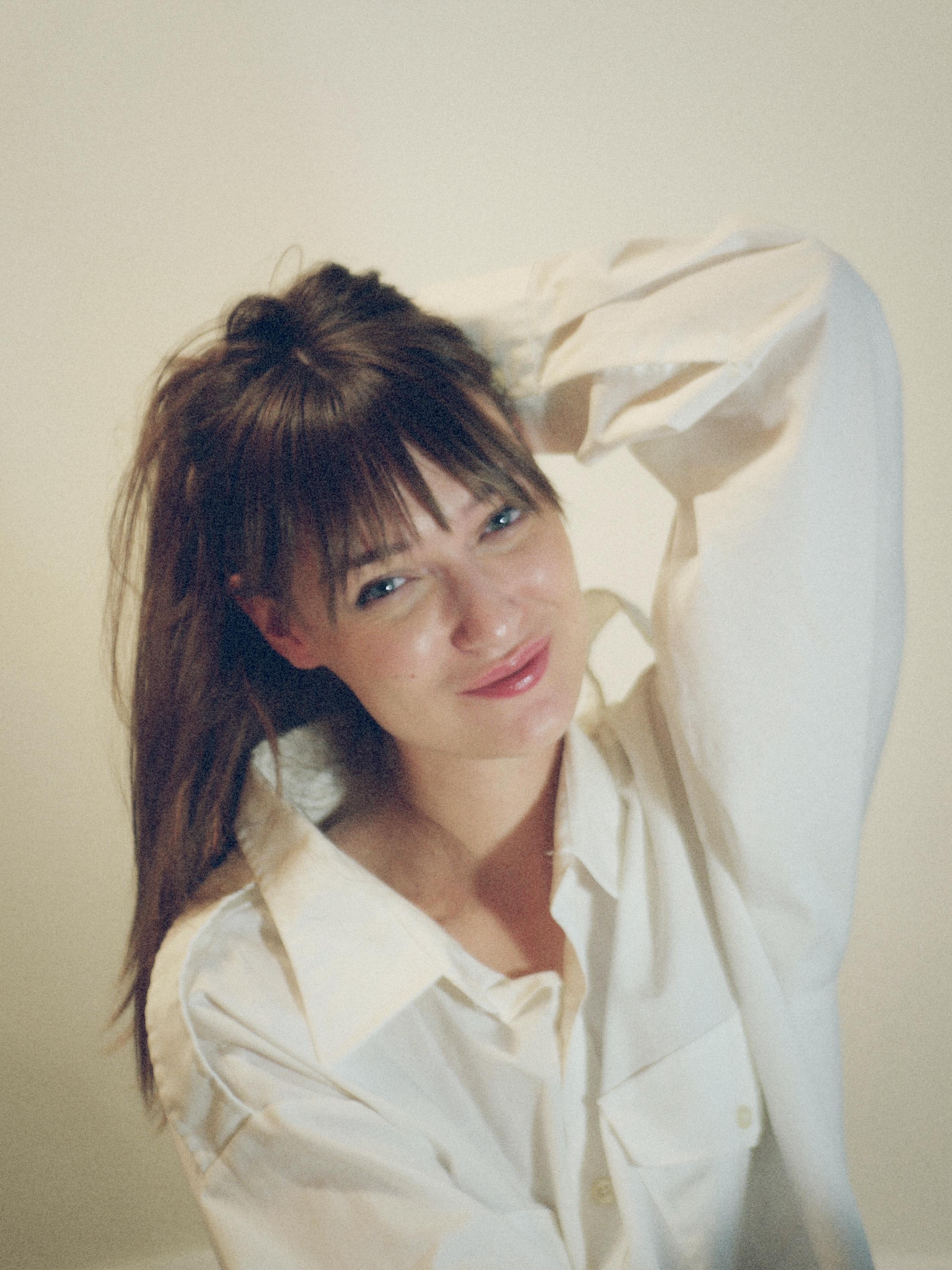 Christine Brouillette, stratège de marque, Orlé, souriante, une main derrière la tête